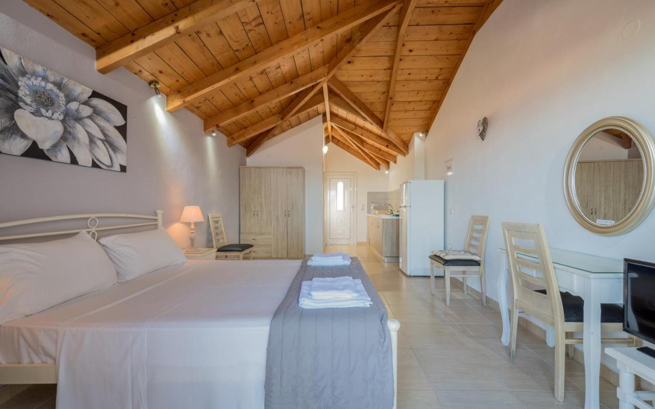 Yiannis Apartment Planos
